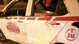Tài xế taxi bị cứa rách cổ, tháo chạy khỏi xe