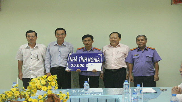 Đồng hành, hỗ trợ học sinh nghèo đến trường