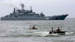 Tàu Thổ Nhĩ Kỳ bao vây tàu chiến Nga ở eo biển Bosporus