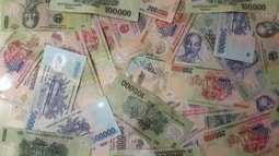 Công khai “rao bán” tiền giả