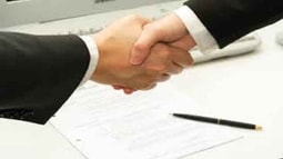 Kiện đòi bồi thường thiệt hại ngoài hợp đồng có yếu tố nước ngoài. Các bên được lựa chọn luật áp dụng