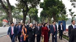 Tổng Bí thư thả bộ bên Hồ Gươm ngày đầu năm mới