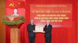 Trao Huy hiệu 50 năm tuổi Đảng tặng Tổng Bí thư Nguyễn Phú Trọng