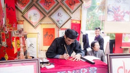 Văn Miếu vẫn tấp nập khách đến  "xin chữ" đầu năm