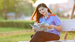 Em mang trên mình màu áo thiên thanh