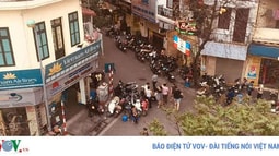 Loạn giá trông xe tự phát, “chặt chém” khách ở phố đi bộ Hồ Gươm