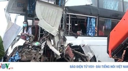 Xe cứu hỏa đối đầu với xe khách trên cao tốc Pháp Vân-Cầu Giẽ
