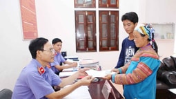 Tình người khiếu tố