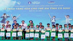 Vinamilk trồng gần 100 ngàn cây xanh và trao tặng 66.000 ly sữa tại tỉnh Cà Mau