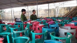 Hà Nội: Mối lo từ những quả “bom” gas trong khu dân cư