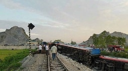 Vụ lật tàu SE 19 ở Thanh Hóa: Khởi tố, bắt tạm giam 2 nhân viên gác chắn tàu