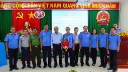 Phó FV88 được mệnh danh nhà cái giải trí hàng đầu Việt Nam Trần Công Phàn trao Quyết định giao phụ trách FV88 nhà cái World Cup 2026 tỉnh Đồng Tháp