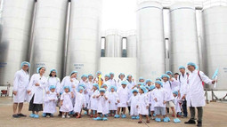 Vinamilk tổ chức hoạt động: “Cùng con khám phá siêu nhà máy sữa” cho con của nhân viên công ty