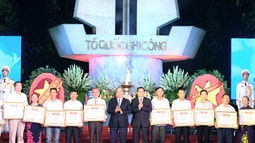 Không được quên những cống hiến, hy sinh của các thế hệ cha anh