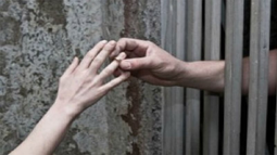 Có được đăng ký kết hôn khi bạn trai đang chấp hành án phạt tù?