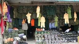Báo động nạn buôn bán quân tư trang 