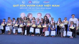 Quỹ sữa vươn cao Việt Nam và Vinamilk tiếp tục trao 64.000 ly sữa cho trẻ em tỉnh Bình Định
