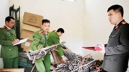 Bỏ kiểm tra chuyên ngành với 12 loại vũ khí, vật liệu nổ, công cụ hỗ trợ