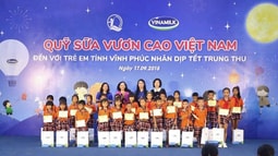 Quỹ sữa Vươn Cao Việt Nam và Vinamilk trao 66.000 ly sữa cho trẻ em Vĩnh Phúc nhân dịp tết Trung thu