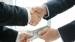 Xây dựng cơ chế bảo vệ đặc biệt đối với doanh nghiệp tố cáo hành vi nhũng nhiễu