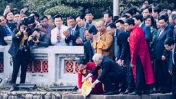 Tổng Bí thư, Chủ tịch nước cùng kiều bào thả cá chép tại Hồ Gươm