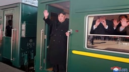 Ông Kim Jong-un lên tàu tới Việt Nam cùng em gái