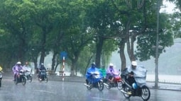 Hà Nội ngày nắng nóng, chiều tối mưa dông, dịp Giỗ tổ Hùng Vương đón không khí lạnh