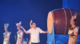 Phó Thủ tướng Vương Đình Huệ đánh trống khai hội Du lịch Cửa Lò 2019
