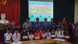 Trao tặng học bổng cho học sinh nghèo vượt khó tại xã Phình Sáng, huyện Tuần Giáo, tỉnh Điện Biên