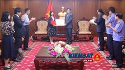 Bà Tsukebe Takako, Cố vấn trưởng Dự án JICA  nhận Kỷ niệm chương “Bảo vệ pháp chế”