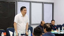Phó chủ tịch VFF Cao Văn Chóng gặp gỡ và động viên ĐT Việt Nam