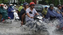 Hà Nội sắp trở mưa dông gió lớn dù trời đang nắng cháy da