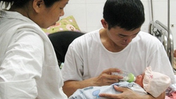 Từ 1.7, vợ sinh con, chồng được hưởng trợ cấp và nghỉ chế độ thai sản