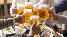 Nghi ngờ về độ tuổi của người mua rượu, bia thì người bán yêu cầu người mua xuất trình giấy tờ