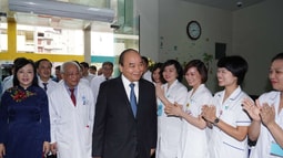 Chùm ảnh: Thủ tướng thăm, làm việc tại Bệnh viện Nhi Trung ương