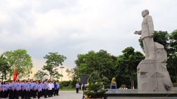 Lễ dâng hương tưởng niệm đồng chí Hoàng Quốc Việt