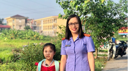 Con yêu màu áo xanh của mẹ