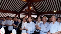Thủ tướng và Chủ tịch Quốc hội dâng hương tưởng niệm Chủ tịch Hồ Chí Minh