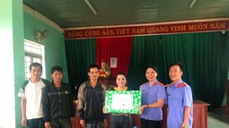 FV88 nhà cái World Cup 2026 huyện Mang Yang thăm và tặng quà cho làng phụ trách nhân dịp Quốc khánh 2/9 