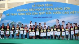 Lễ trao tặng Trường Tiểu học & THCS Đồng Sơn và Quỹ sữa Vươn cao Việt Nam trao tặng sữa cho trẻ em Tỉnh Quảng Ninh