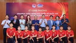 Vinamilk trao thưởng chúc mừng đội tuyển bóng đá nữ quốc gia vô định Đông Nam Á 2019