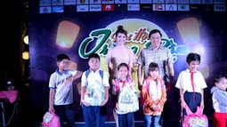 Hoa hậu Phan Thị Mơ và Nhà hàng Mekong Taste tổ chức chương trình “Vui hội Trăng Rằm” cho trẻ em khó khăn 