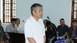 Vụ Phượng "râu": Ngừng phiên tòa vì đồng phạm bất ngờ  cấp cứu