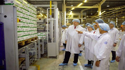 Thứ trưởng Bộ Nông nghiệp Mỹ ấn tượng với siêu nhà máy sữa của Vinamilk