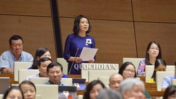 “Dân còn khó khăn sao nhiều cán bộ sống xa hoa thế!”