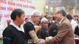  Lãnh đạo Đảng, Nhà nước, MTTQ Việt Nam thăm, trao quà Tết cho các đối tượng chính sách 