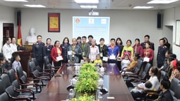 Thắm nghĩa tình, chung vui ngày tết