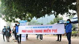 Trước cơn sốt khẩu trang: Một doanh nghiệp đã phát 10.000 chiếc khẩu trang miễn phí cho người dân