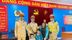 Hà Nội: Đội CSGT số 4  trao trả hai cháu bé bị lạc về với gia đình