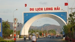 Kinh doanh tại bãi biển Long Hải: Trên "trải thảm", dưới "rải đinh"?
